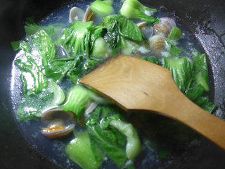青菜圆蛤汤,调味翻匀，即成。