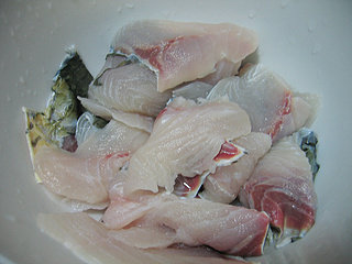 椒麻水煮鱼片,草鱼切片（我是让卖鱼的大哥片成片儿的），洗净沥干水分后用一茶匙盐翻拌一两分钟，之后用水反复冲洗干净。（经过这样处理的鱼片比较紧致不易碎，而且呈现透明，是做水煮鱼、酸菜鱼等的比较重要的一步。）