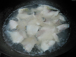 椒麻水煮鱼片,鱼肉汆水：锅中入水开火，水开后下入鱼肉划散，待鱼肉发白捞出。（鱼片不要煮久，否则就不嫩了。比较薄的鱼片1、2分钟足够，实在把握不住可以过一两分钟尝一下最厚的鱼片来判断。）