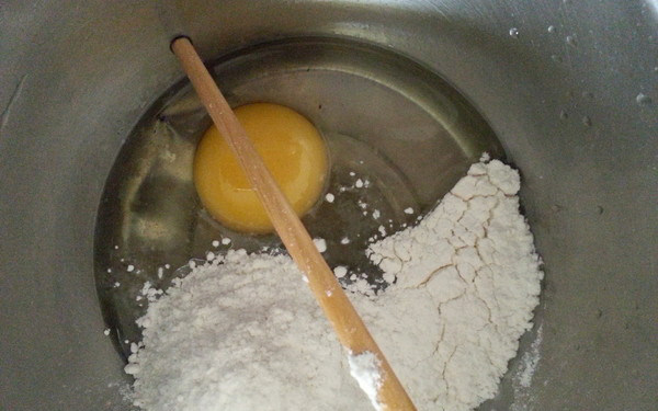 闽南炸奶酥,面粉、鸡蛋加入水搅拌成面糊