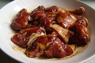 山寨湘西土匪鸭,切好的鸭肉用酱油、生抽、料酒适量盐腌制一小时。