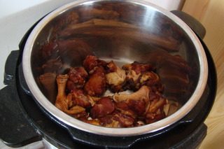山寨湘西土匪鸭,腌制好的鸭肉在电高压锅里焖至9层熟。