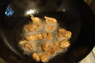 山寨湘西土匪鸭,焖熟滴要块下油锅稍微炸。