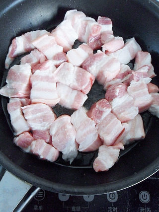 毛氏红烧肉,锅内倒少许油，把五花肉放入煎。
