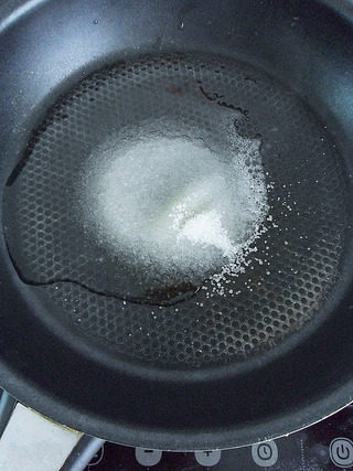 毛氏红烧肉,把白糖全部放入锅内，加入30g 的热水，开小火。