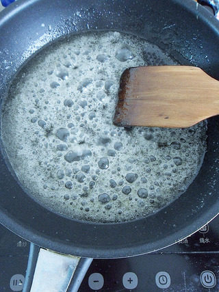 毛氏红烧肉,白糖变成大泡泡的时候，再加入30g热水，继续小火搅拌。