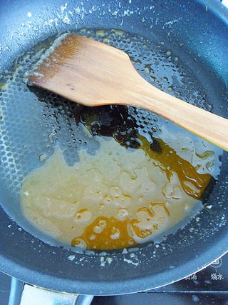 毛氏红烧肉,等到白糖变成淡淡的焦黄色后，把剩余的热水全部倒入锅内，关火，用铲子搅拌均匀，倒出。
