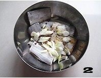 干炸带鱼,然后切成长度均匀的块状，放入葱姜蒜，料酒、生抽、盐，撒少许胡椒粉和花椒，翻匀后腌制25—30分钟。