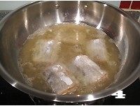 干炸带鱼,炒锅加热，倒入食用油，待油温六七成热时，放入带鱼。