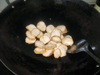 蒜苗炒灌肠,起油锅，将灌肠入锅先煎一下，微黄即可。