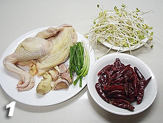 香辣干锅鸡,将鸡切净斩成小块，香葱切长段，大蒜和生姜剁成蓉，黄豆芽剪去根部。