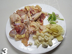 香辣干锅鸡,将切块的鸡加入盐，鸡蛋1/4颗少许腌制30分钟。