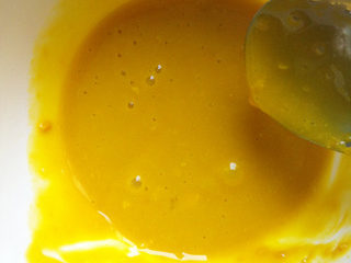 赛螃蟹,咸蛋黄碾碎和鸡蛋黄搅拌均匀，点少许水稀释