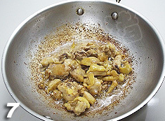 香辣干锅鸡,慢慢有耐心的炒到鸡块缩小，里面的油脂逼出来。