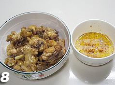 香辣干锅鸡,将鸡块盛出，煎出来的油也盛出备用，将锅子洗干净。