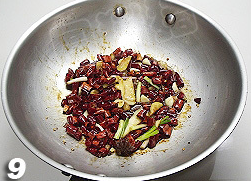 香辣干锅鸡,将锅烧热，将油再度倒入锅内，放入花椒，八角，姜蒜蓉，葱白段，干红椒用小火煸炒出香味。