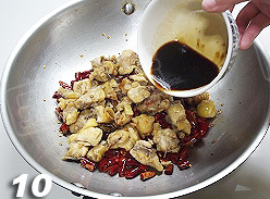 香辣干锅鸡,倒入炒好的鸡块，淋入事先调好的调味料，黑胡椒粉，用大火快速翻炒，直至鸡块吸收了酱汁。