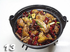 香辣干锅鸡,最后把炒好的鸡块倒在干锅上，洒上白芝麻，上干锅火上一边加热一边吃即可。
   如果没有用干锅的话，直接把两种食材混在一起炒上2分钟也很好吃。