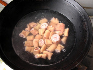 九转大肠,锅内坐水，水开后把切好的猪大肠焯水去油，捞出控水备用。