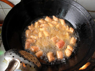 九转大肠,另起油锅，宽油，油七成热后倒入焯水后的猪大肠。