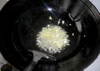 九转大肠,锅内留底油放入葱姜蒜末爆香。