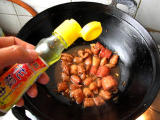 九转大肠,倒入花椒油翻炒均匀，即可出锅装盘，撒上香葱花或香菜末。