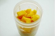 芒果冰激凌 ,用划十字的方法把芒果切成小丁。