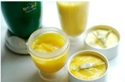 芒果冰激凌 ,将酸奶和一半的芒果放入料理机打成细细的泥状，另外一半的芒果单独放进去打成细细的果泥。