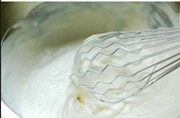芒果冰激凌 ,淡奶油从冷藏箱里拿出来，倒进容器，用手动打蛋器搅打一会呈浓稠状即可，不用打发的。