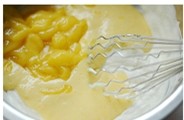 芒果冰激凌 ,将之前打成泥状的芒果酸奶泥和芒果泥一起倒进搅打过的淡奶油中。