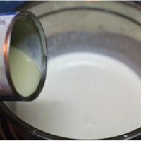 木糠杯,淡奶油打到略发，加入炼乳。