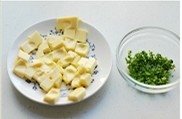 香葱曲奇 ,软化黄油，小葱洗净切成碎末。