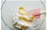 香葱曲奇 ,软化的黄油里放入糖粉，先用刮刀来回的翻拌。
