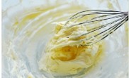 香葱曲奇 ,用手动打蛋器将黄油打发至羽毛状。