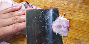 豆花鱼片,将鱼皮朝下，斜刀将鱼肉片成薄片，鱼头鱼骨剁成小块备用。