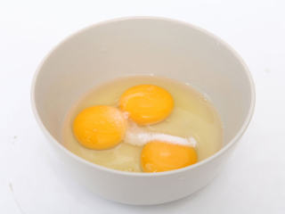 虾肉蒸鸡蛋,鸡蛋打散，调入盐，充分搅打。