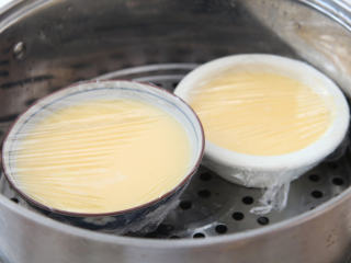 虾肉蒸鸡蛋,蛋液倒入小碗中，盖上一层保鲜膜，放进蒸锅中中火蒸十分钟。