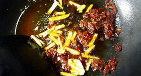 豆花鱼片,炒锅放火上，下1匙油，转小火，放入姜蒜爆香。