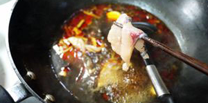 豆花鱼片,将鱼片放入，用筷子轻轻拨散，煮到沸腾。