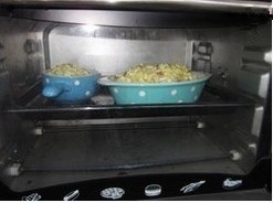土豆培根焗饭,入预热200°的烤箱，烤制奶酪溶化即可（约5分钟）。取出撒上少许干欧芹碎。