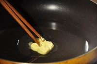 新加坡辣椒螃蟹,锅内留少许底油，倒入黄油。