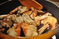 新加坡辣椒螃蟹,待黄油融化后倒入炸好的螃蟹略加翻炒。