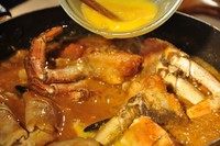 新加坡辣椒螃蟹,炖煮收汁（约3-5分钟）加入打匀的鸡蛋。