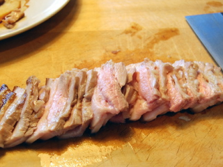 咸烧白,将肉切成6厘米长，3毫米厚的大片。