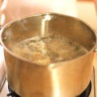 红油抄手,水煮沸后倒入馄饨，再次煮沸后点水，等第三次煮沸即可捞出。