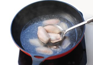 可乐鸡翅,鸡翅在沸水中焯烫一下去掉腥味。