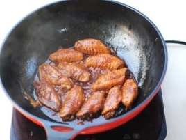 可乐鸡翅,最后再开大火收至浓稠但不干锅的状态即可。
