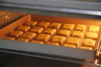 葡萄奶酥,烤箱180度预热10分钟，烘烤：上下火180度，烤15分钟左右，直到表面金黄色即可