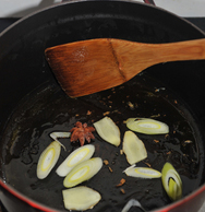 红烧土豆牛腩,用锅中余油放入葱、姜、八角爆香。