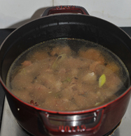 红烧土豆牛腩,加入足量热水，大火烧开后转小火炖1.5小时。